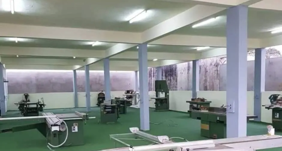 Atelier de menuiserie SY'M B.T.P équipé de machines modernes