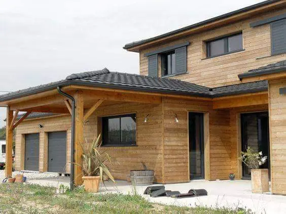 Maison à étage en bardage bois et toiture tuiles