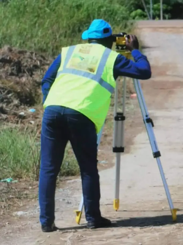Géomètre effectuant des relevés topographiques