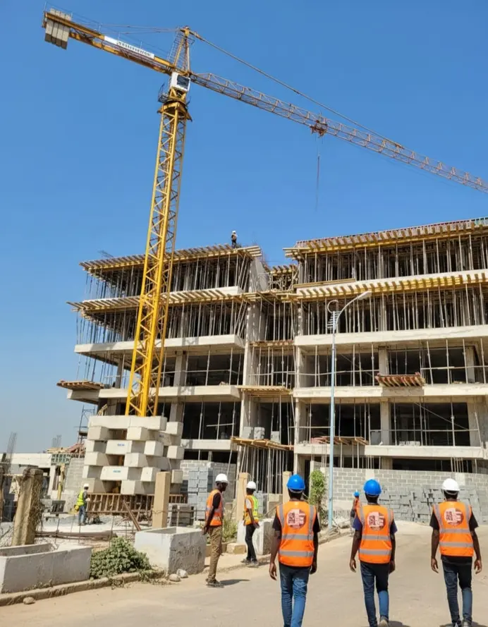 Immeuble en élévation avec grue