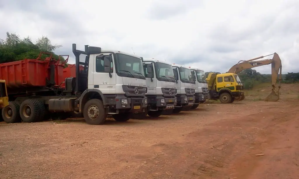 Flotte de camions bennes et pelle mécanique