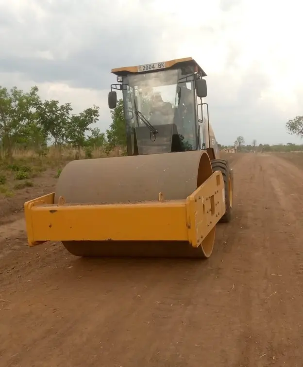 Compacteur sur piste en terre